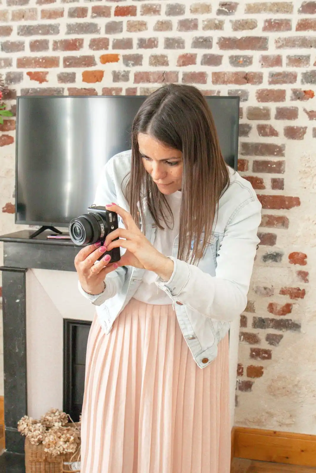 Julie en shooting studio avec son appareil photo professionnel