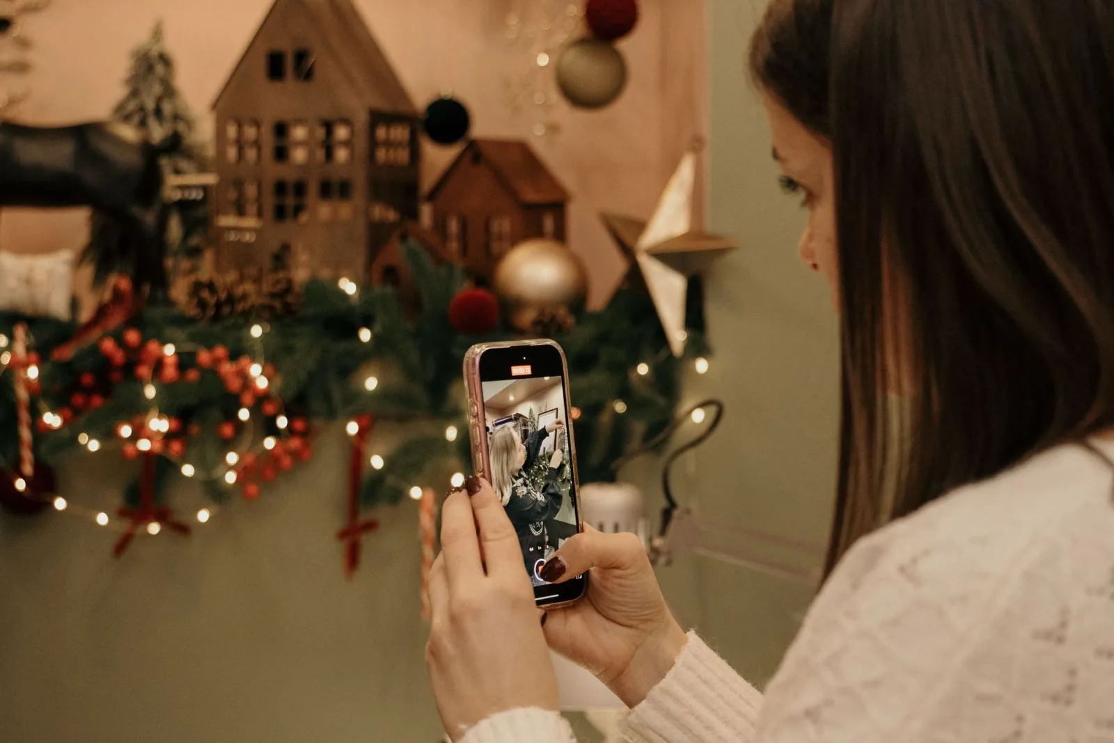 Décoration de Noël mise en scène pour les réseaux sociaux