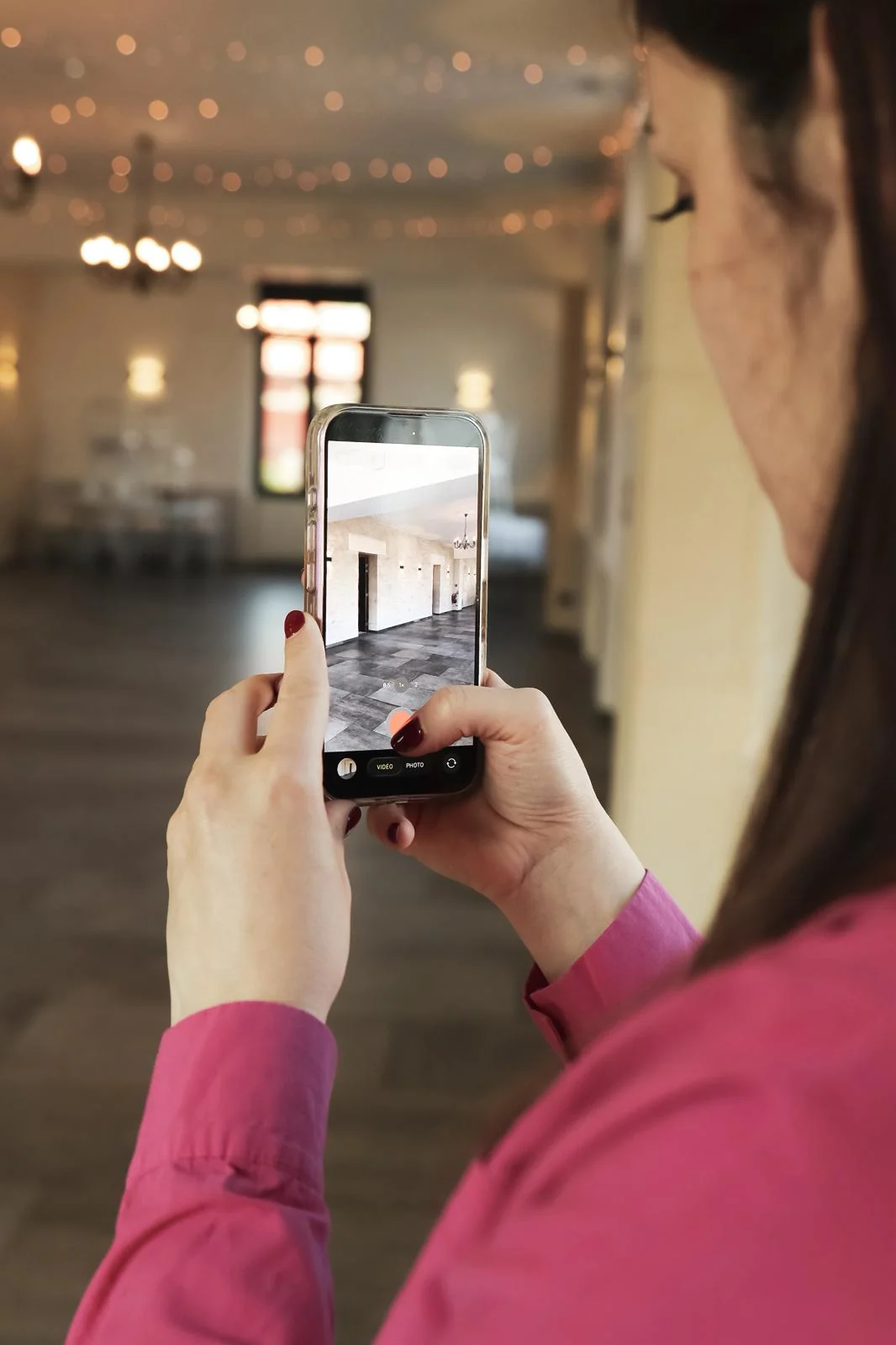 Salle de réception aménagée et photographiée pour Instagram