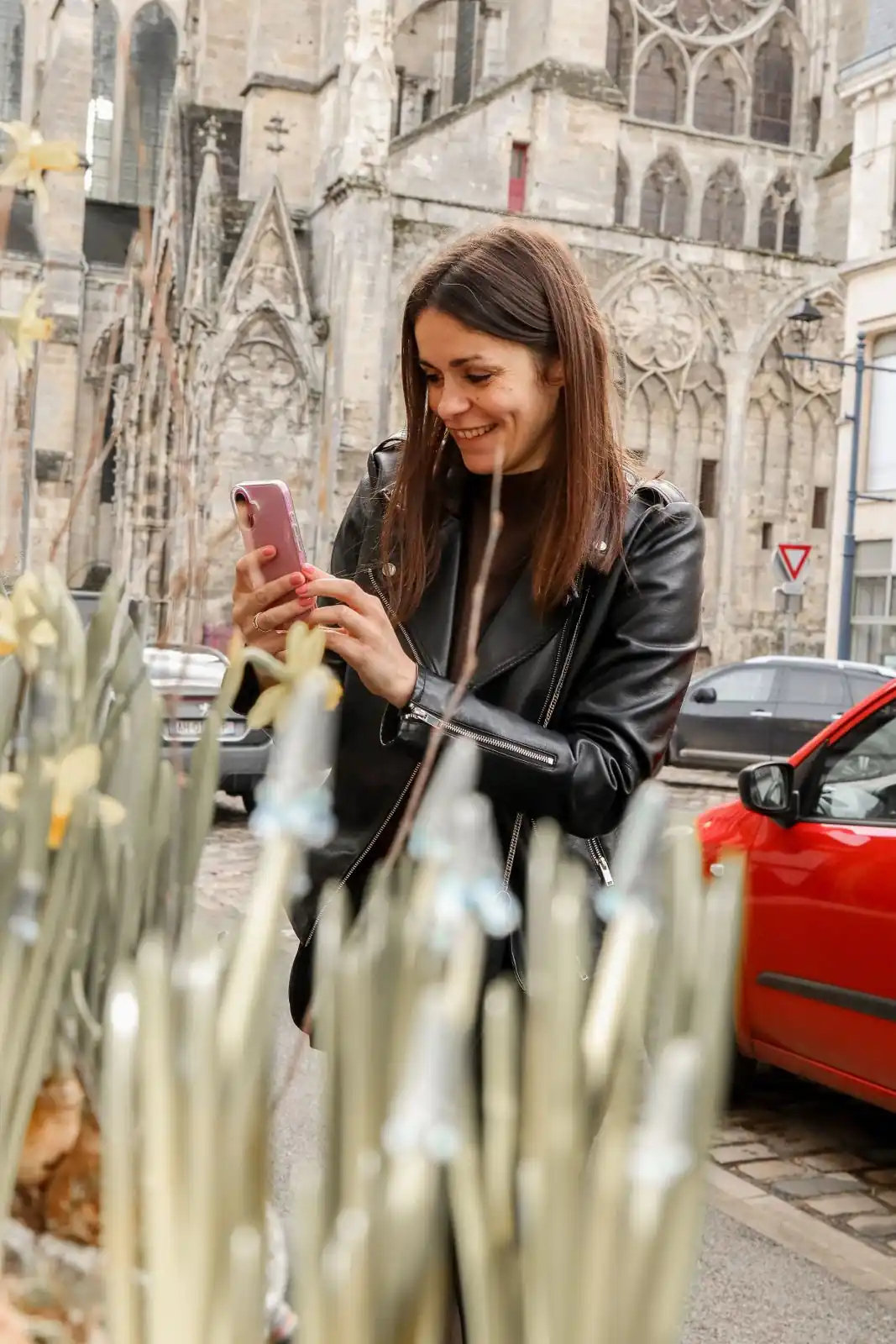 Smartphone devant la cathédrale de Soissons