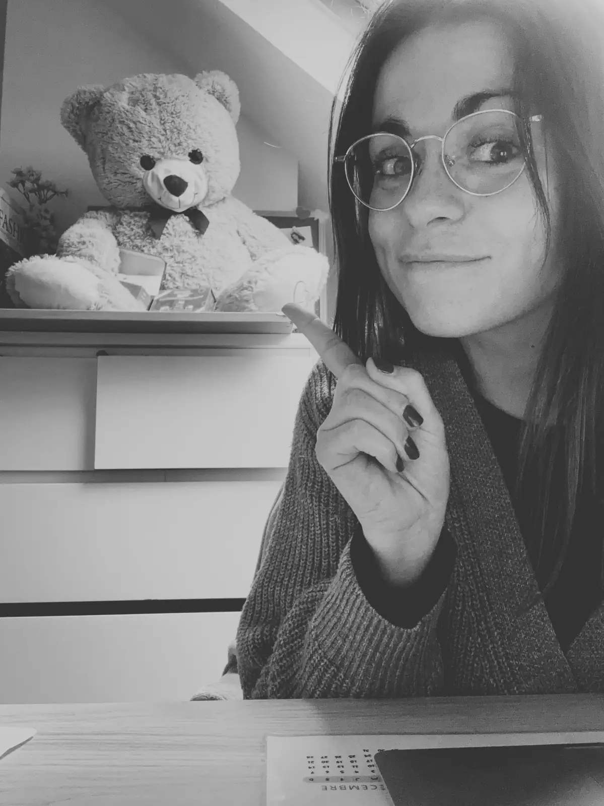 Julie Colombani au bureau, Community Manager freelance à Soissons